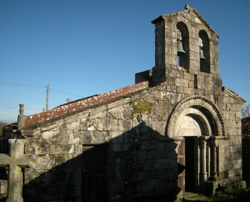iglesia antigua cercana a vivienda rustica en galicia